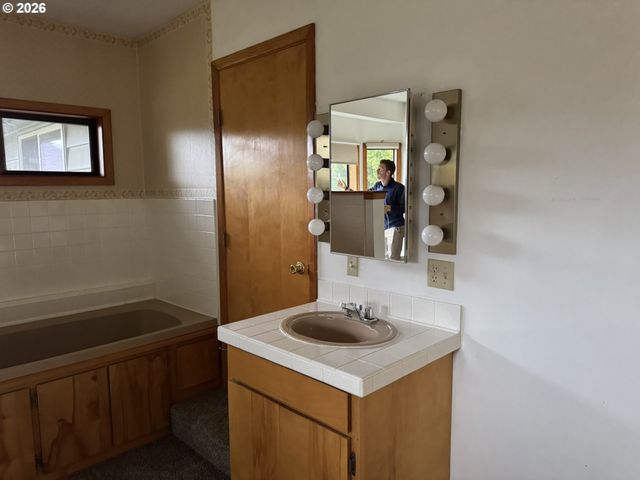 19531 CENTRAL POINT Rd, Oregon City, OR 97045