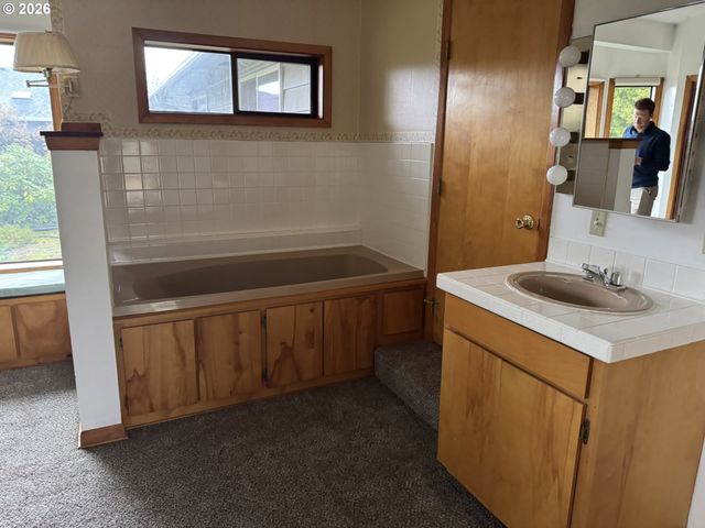 19531 CENTRAL POINT Rd, Oregon City, OR 97045