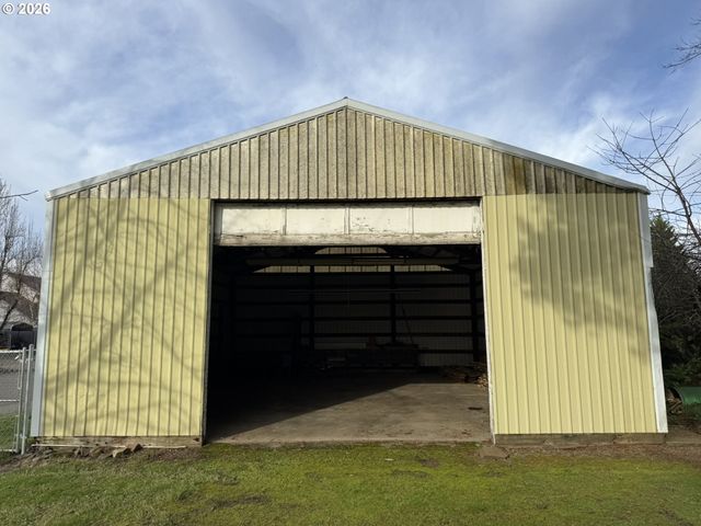 19531 CENTRAL POINT Rd, Oregon City, OR 97045