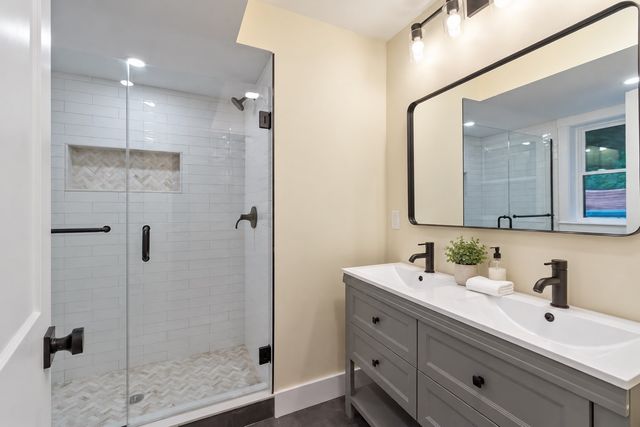 346 Rogers St, Lowell, MA 01852