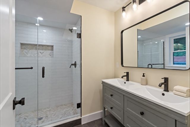 346 Rogers St, Lowell, MA 01852