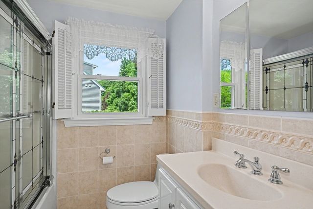 28 Edgemere St, Melrose, MA 02176