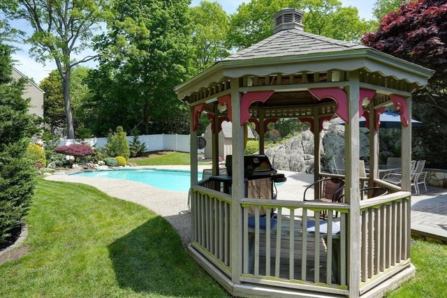 28 Edgemere St, Melrose, MA 02176