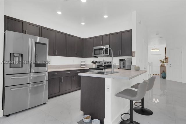 550 NE 207th St, Miami, FL 33179
