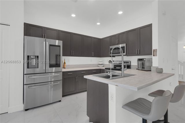 550 NE 207th St, Miami, FL 33179