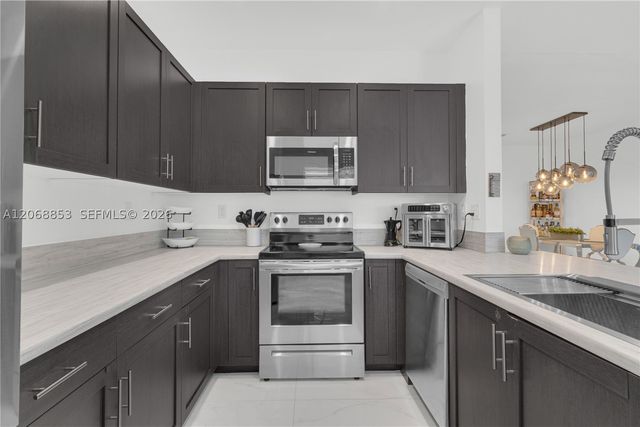 550 NE 207th St, Miami, FL 33179