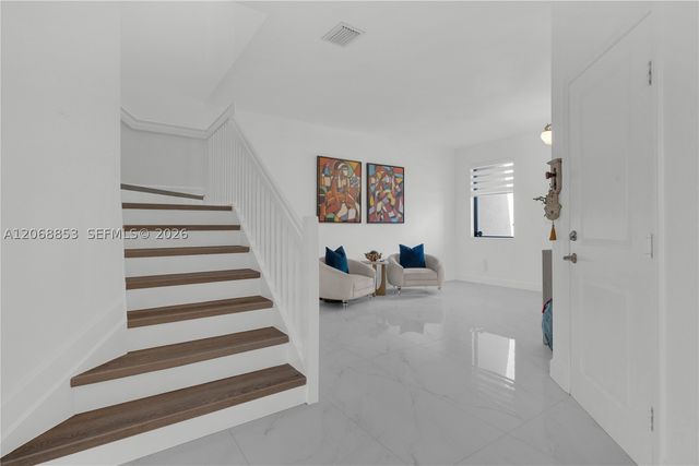 550 NE 207th St, Miami, FL 33179