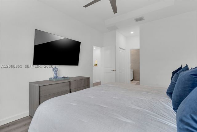 550 NE 207th St, Miami, FL 33179