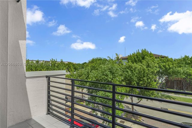 550 NE 207th St, Miami, FL 33179