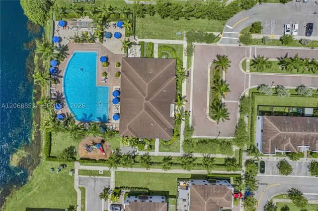 550 NE 207th St, Miami, FL 33179