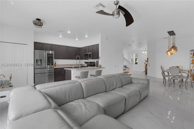 550 NE 207th St, Miami, FL 33179