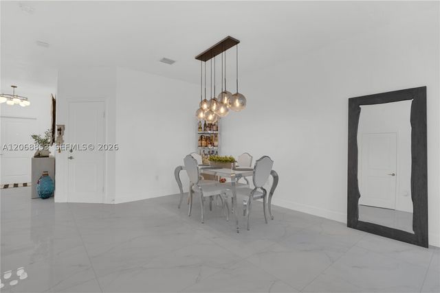 550 NE 207th St, Miami, FL 33179