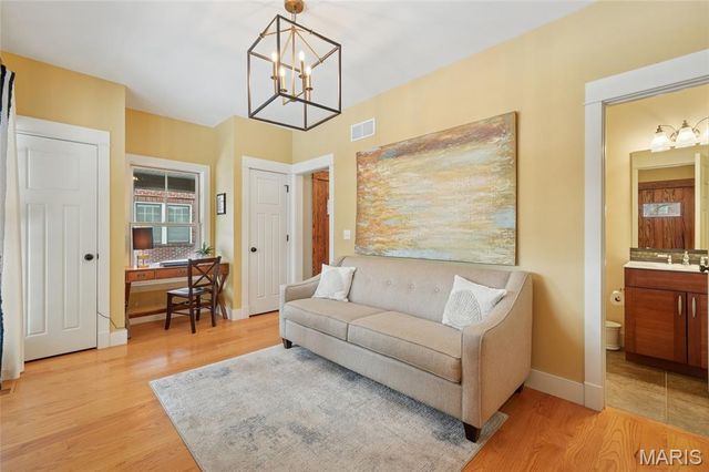 6916 Amherst Avenue, University City, MO 63130