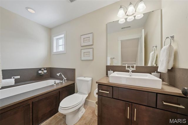 6916 Amherst Avenue, University City, MO 63130