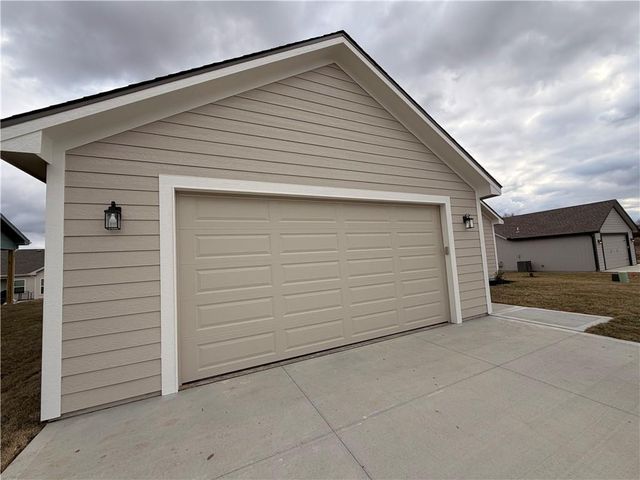1309 NE White Oaks Lane, Oak Grove, MO 64075