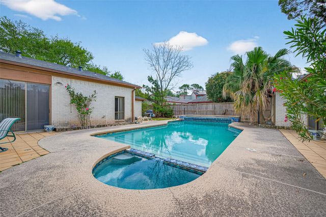 8103 Lake Edge Court, Houston, TX 77071