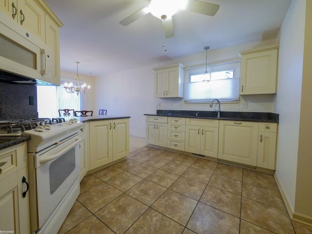 21133 Parkplace Lane, Clinton Township, MI 48036