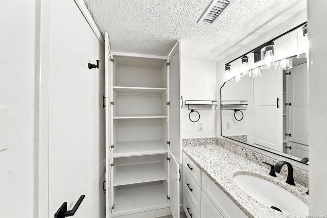 9915 Powhatan Dr Apt B4, San Antonio, TX 78230