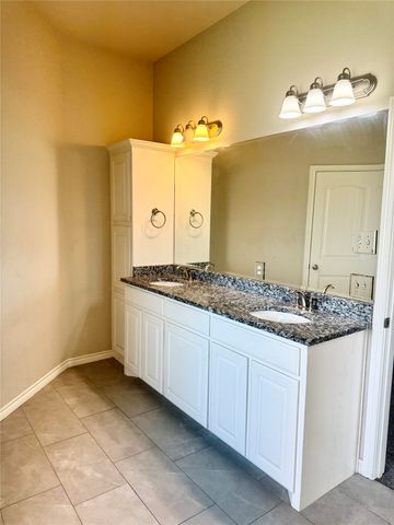 3325 Arrow Creek Drive, Granbury, TX 76049