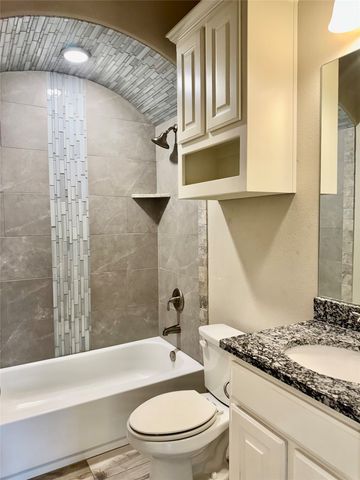 3325 Arrow Creek Drive, Granbury, TX 76049