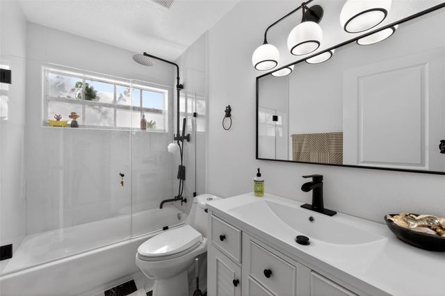 4667 HAMLETS GROVE DRIVE, Sarasota, FL 34235