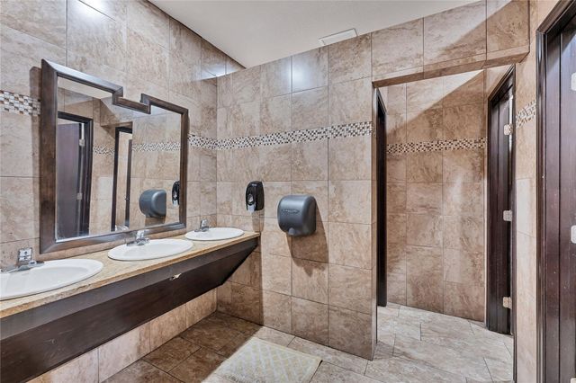 216 Middlebuster RD, Gonzales, TX 78629