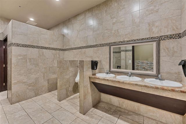216 Middlebuster RD, Gonzales, TX 78629