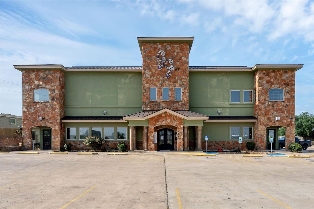 216 Middlebuster RD, Gonzales, TX 78629