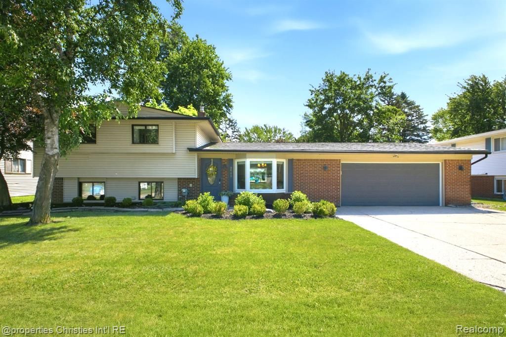 2805 Pinto Drive, Commerce Twp, MI 48382