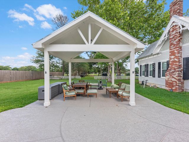 305 Hill Street, Sealy, TX 77474