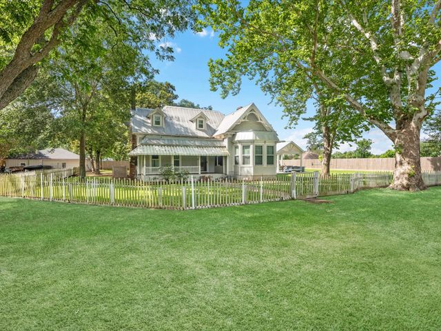305 Hill Street, Sealy, TX 77474