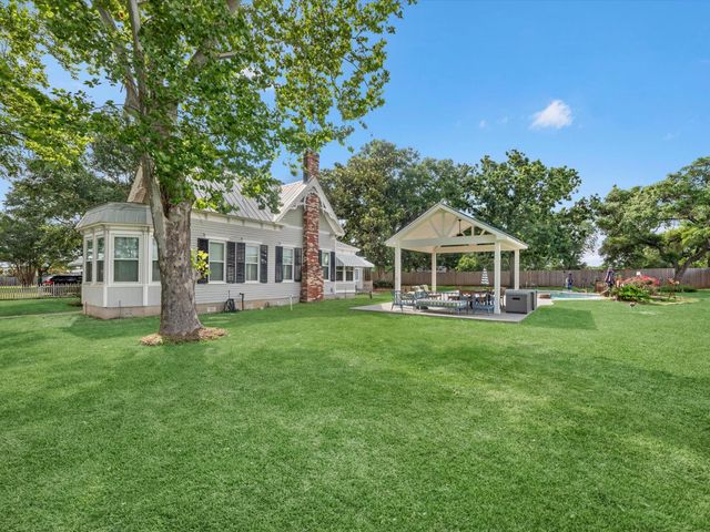 305 Hill Street, Sealy, TX 77474