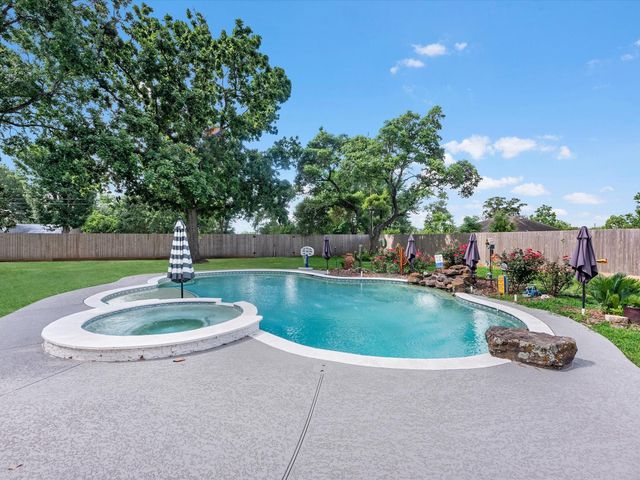 305 Hill Street, Sealy, TX 77474