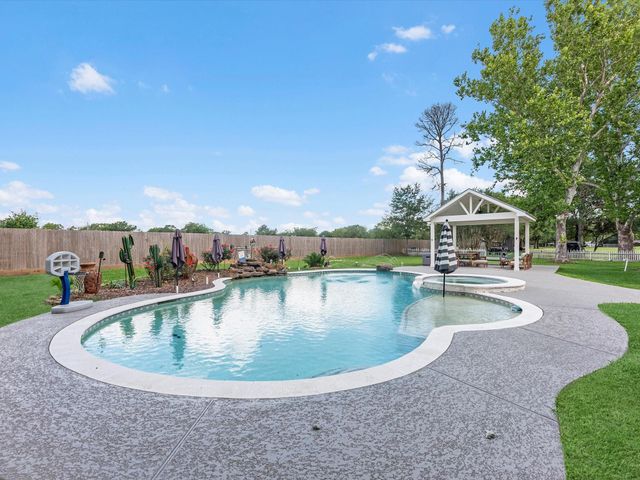 305 Hill Street, Sealy, TX 77474