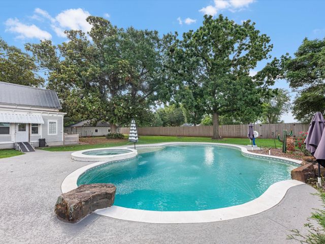 305 Hill Street, Sealy, TX 77474