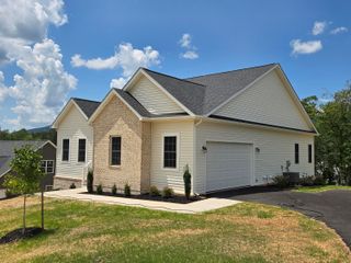 5548 Old Grove LN, Salem, VA 24153