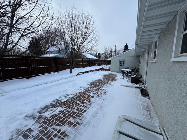 1290 Belmont Lane E, Maplewood, MN 55109