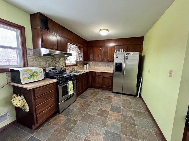 1290 Belmont Lane E, Maplewood, MN 55109