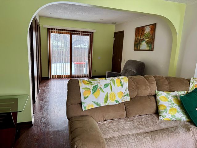 1290 Belmont Lane E, Maplewood, MN 55109