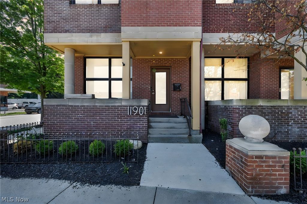 11901 Detroit Avenue, Lakewood, OH 44107