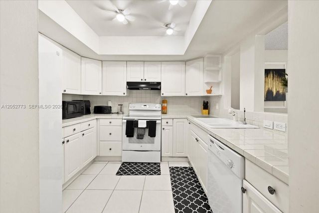 5850 NW 57th Avenue 7, Tamarac, FL 33319