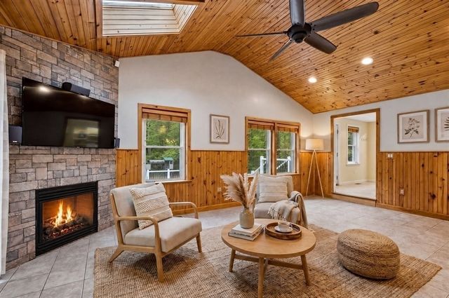 9 Robinhood Road, Tyngsborough, MA 01879