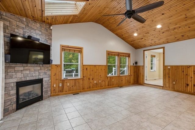 9 Robinhood Road, Tyngsborough, MA 01879