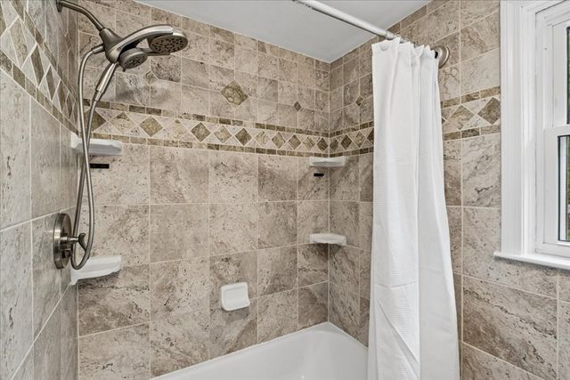 9 Robinhood Road, Tyngsborough, MA 01879