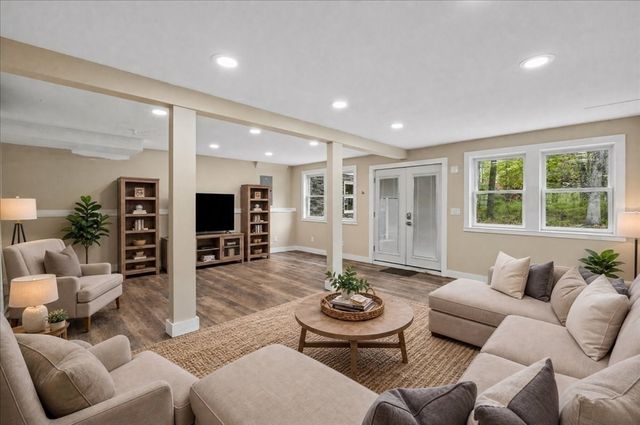 9 Robinhood Road, Tyngsborough, MA 01879