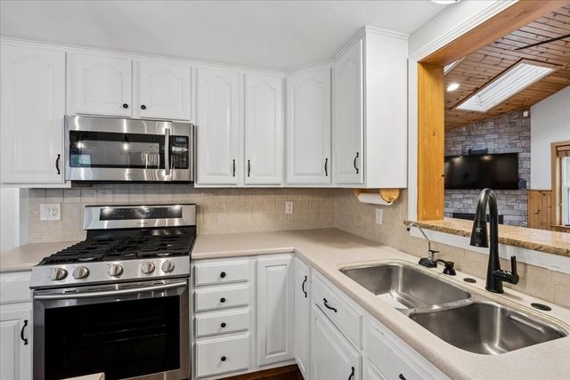 9 Robinhood Road, Tyngsborough, MA 01879