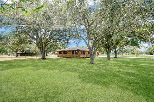 407 Becky Street, El Campo, TX 77437