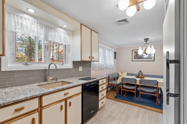 4 Anderson St, Peabody, MA 01960