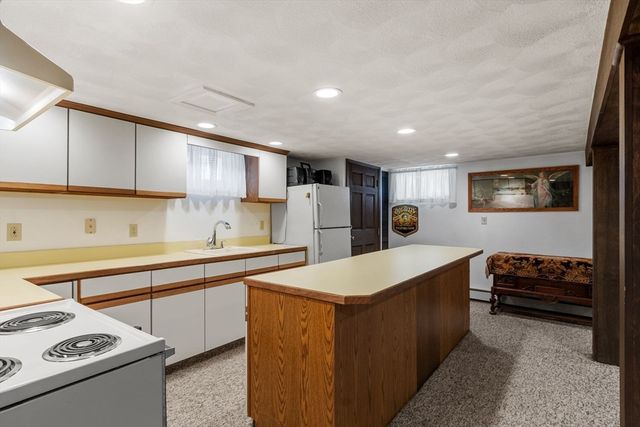 4 Anderson St, Peabody, MA 01960