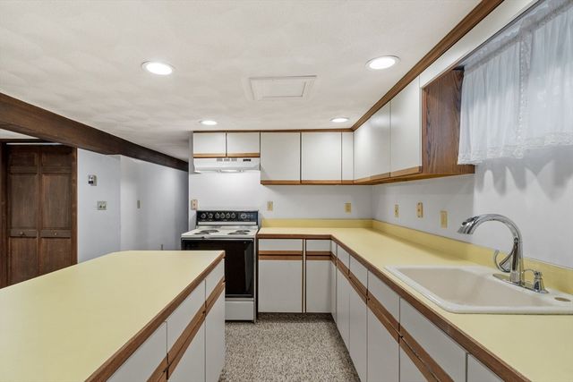4 Anderson St, Peabody, MA 01960
